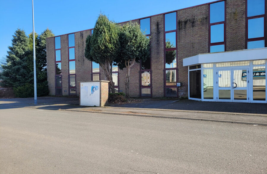 LENS proche centre local de  +/-340m2