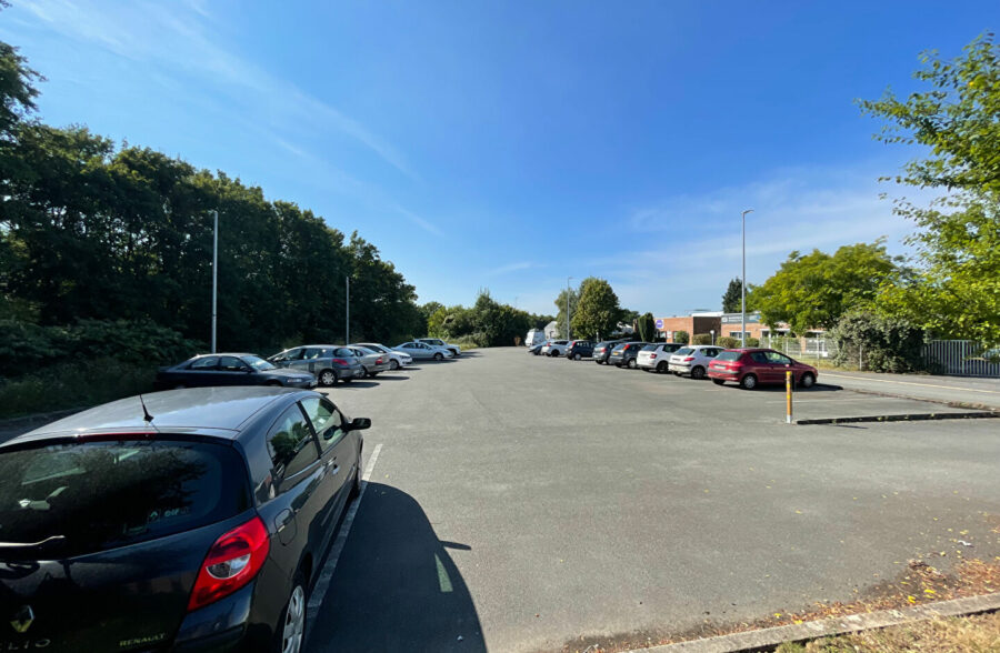 LENS proche centre local de  +/-340m2