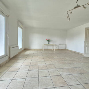 Magnifique appartement 4 chambres dernier étage à proximité immédiate du métro.