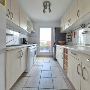 Magnifique appartement 4 chambres dernier étage à proximité immédiate du métro.