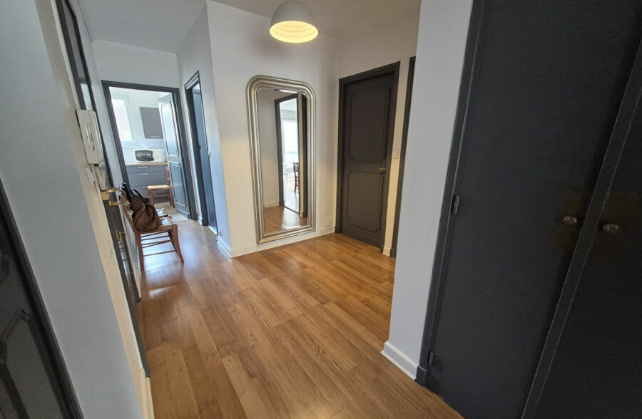 LILLE Nationale – Vauban: T3 traversant avec balcon et cave possibilité d’ achat garage en supplément