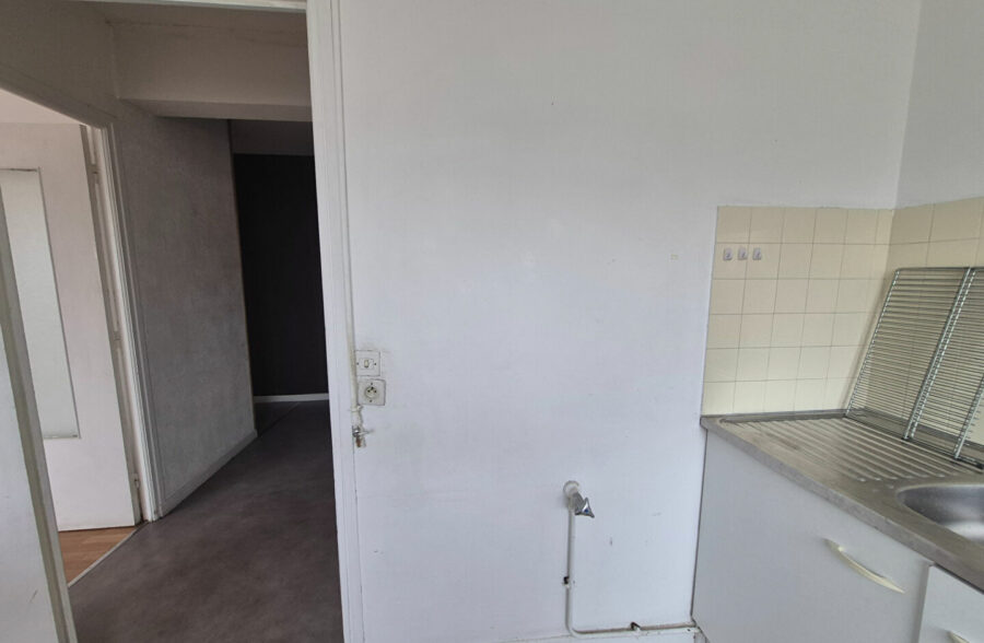 LILLE CENTRE & GARES – APPARTEMENT 3 PIECES A RAFRAICHIR – CAVE – PARKING EN OPTION
