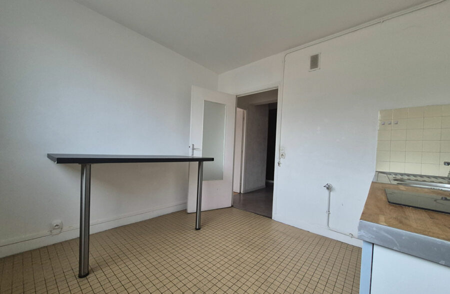 LILLE CENTRE & GARES – APPARTEMENT 3 PIECES A RAFRAICHIR – CAVE – PARKING EN OPTION