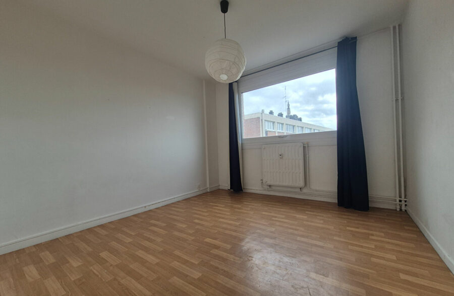 LILLE CENTRE & GARES – APPARTEMENT 3 PIECES A RAFRAICHIR – CAVE – PARKING EN OPTION