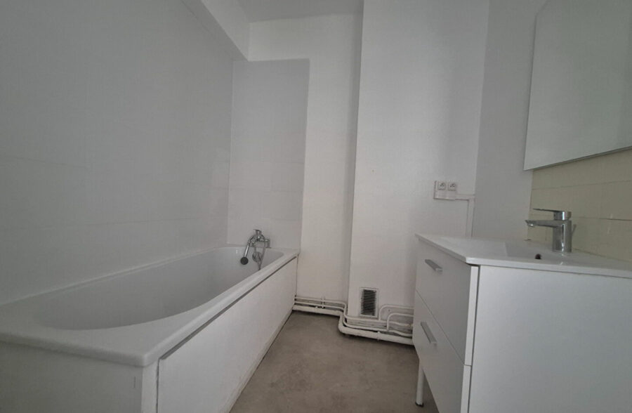 LILLE CENTRE & GARES – APPARTEMENT 3 PIECES A RAFRAICHIR – CAVE – PARKING EN OPTION