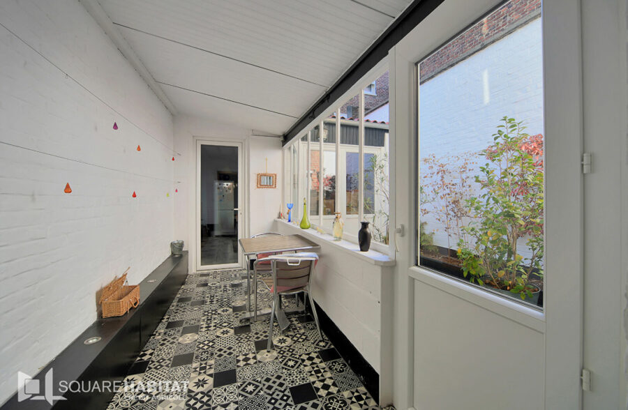 Maison 110 m² et garage.