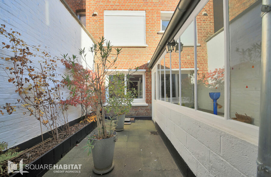 Maison 110 m² et garage.