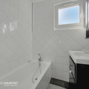 Maison 110 m² et garage.