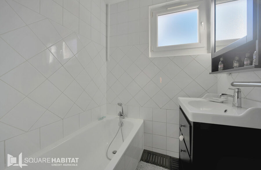 Maison 110 m² et garage.