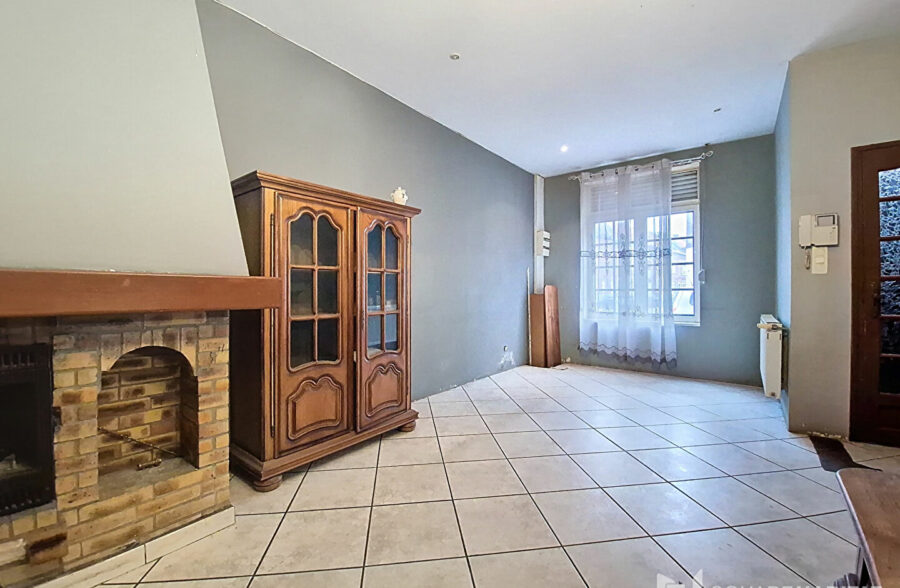 Large habitation offrant 4chambres, de beaux volumes et un extérieur !