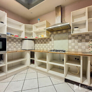 Large habitation offrant 4chambres, de beaux volumes et un extérieur !