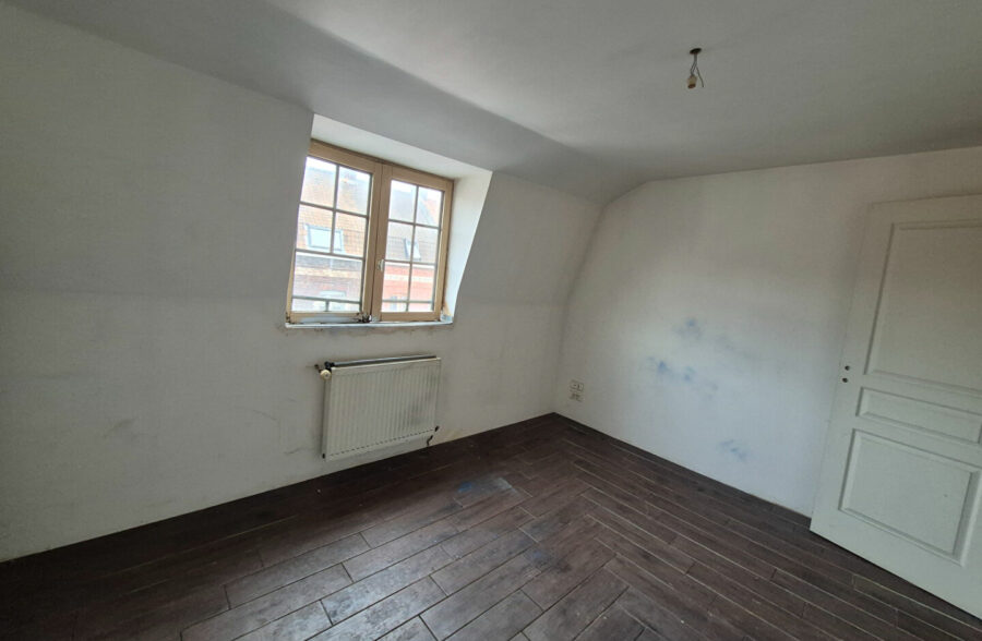 Large habitation offrant 4chambres, de beaux volumes et un extérieur !