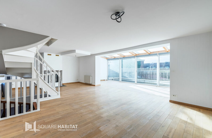 Maison de type “loft” – 4 chambres – Grand jardin et stationnement privatif