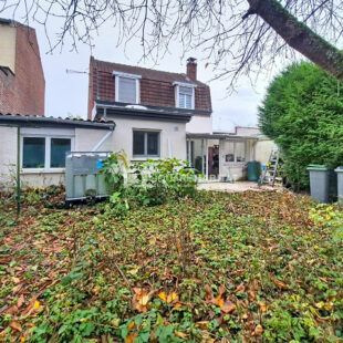 Semi plain-pied, avec jardin et garage de 40m², comprenant 4 chambres.