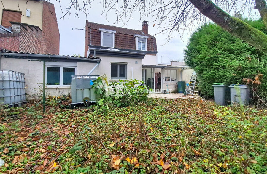 Semi plain-pied, avec jardin et garage de 40m², comprenant 4 chambres.