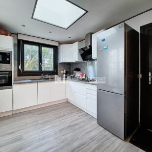 Semi plain-pied, avec jardin et garage de 40m², comprenant 4 chambres.