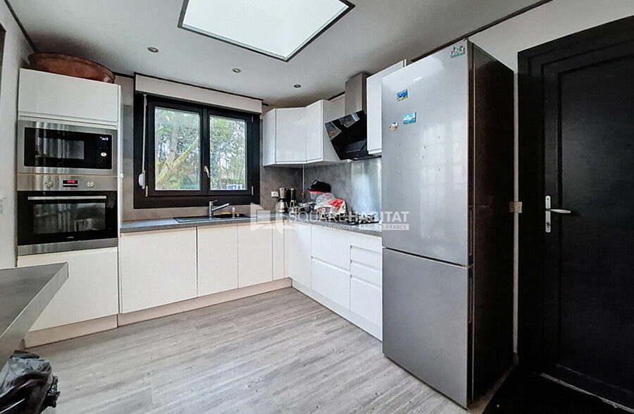 Semi plain-pied, avec jardin et garage de 40m², comprenant 4 chambres.