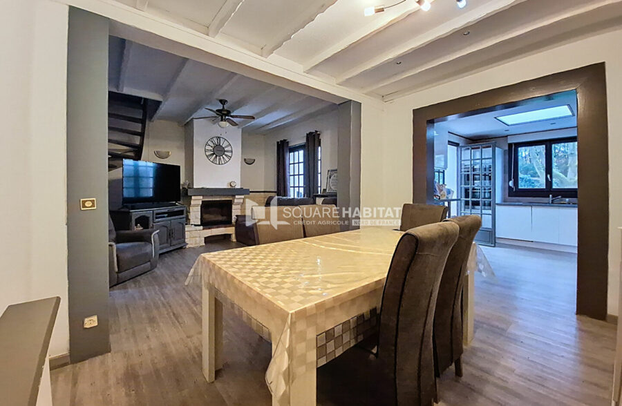 Semi plain-pied, avec jardin et garage de 40m², comprenant 4 chambres.