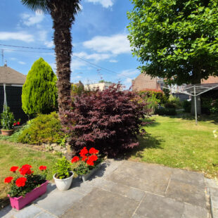 Maison avec jardin, garage 2 voitures + 2 places de parking privatives, 3 chambres.