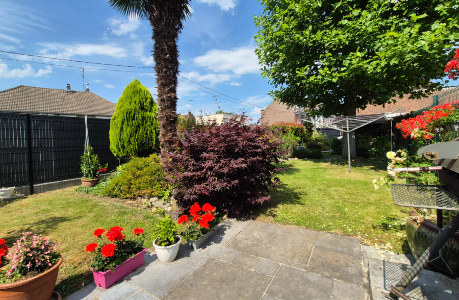 Maison avec jardin, garage 2 voitures + 2 places de parking privatives, 3 chambres.