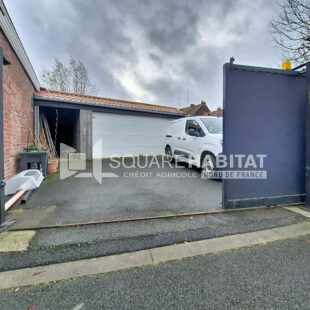 Maison avec jardin, garage 2 voitures + 2 places de parking privatives, 3 chambres.