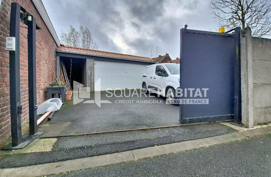 Maison avec jardin, garage 2 voitures + 2 places de parking privatives, 3 chambres.