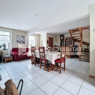 Maison avec jardin, garage 2 voitures + 2 places de parking privatives, 3 chambres.