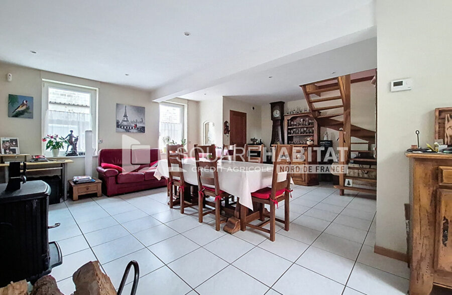 Maison avec jardin, garage 2 voitures + 2 places de parking privatives, 3 chambres.