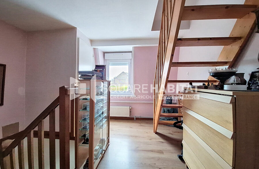Maison avec jardin, garage 2 voitures + 2 places de parking privatives, 3 chambres.