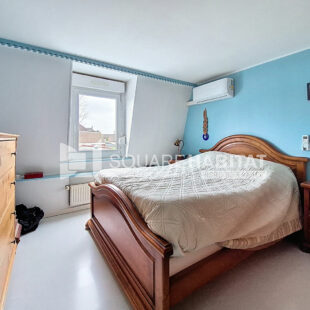 Maison avec jardin, garage 2 voitures + 2 places de parking privatives, 3 chambres.