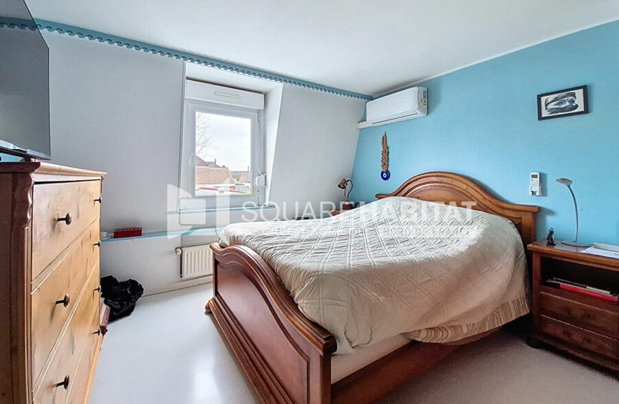 Maison avec jardin, garage 2 voitures + 2 places de parking privatives, 3 chambres.