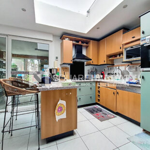 Maison avec jardin, garage 2 voitures + 2 places de parking privatives, 3 chambres.