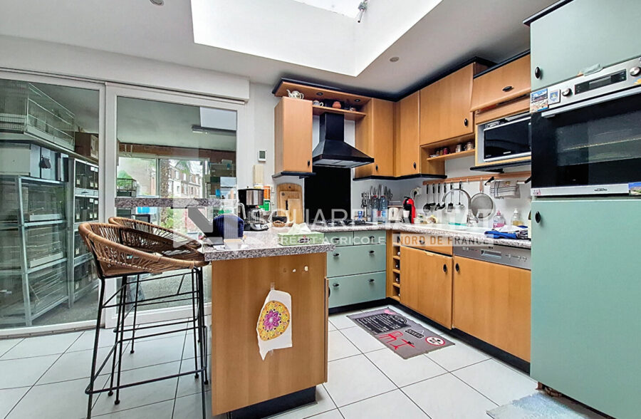 Maison avec jardin, garage 2 voitures + 2 places de parking privatives, 3 chambres.
