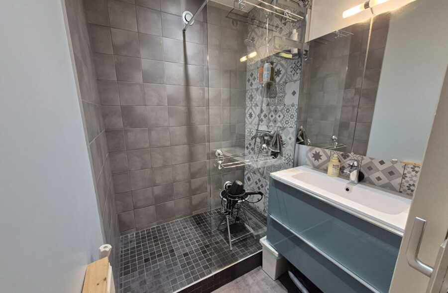 LILLE  limite LOOS T2 avec parking et cave