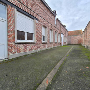 Immeuble de rapport offrant une rentabilité brute de 12 %, composé de 7 lots : 6 appartements, un local commercial, 11 garages ainsi qu’un hangar.