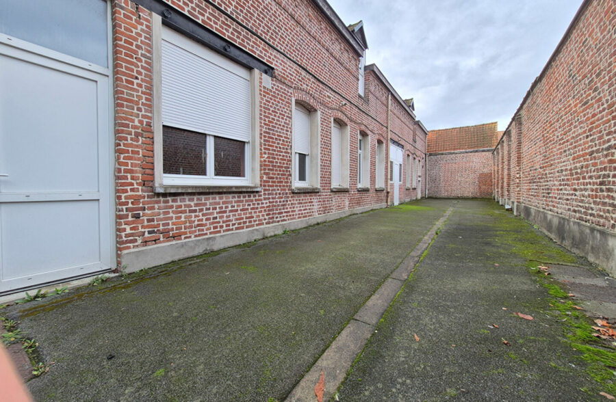 Immeuble de rapport offrant une rentabilité brute de 12 %, composé de 7 lots : 6 appartements, un local commercial, 11 garages ainsi qu’un hangar.