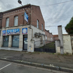 Immeuble de rapport offrant une rentabilité brute de 12 %, composé de 7 lots : 6 appartements, un local commercial, 11 garages ainsi qu’un hangar.