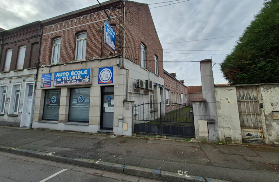 Immeuble de rapport offrant une rentabilité brute de 12 %, composé de 7 lots : 6 appartements, un local commercial, 11 garages ainsi qu’un hangar.