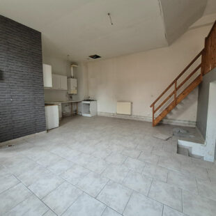 Immeuble de rapport offrant une rentabilité brute de 12 %, composé de 7 lots : 6 appartements, un local commercial, 11 garages ainsi qu’un hangar.