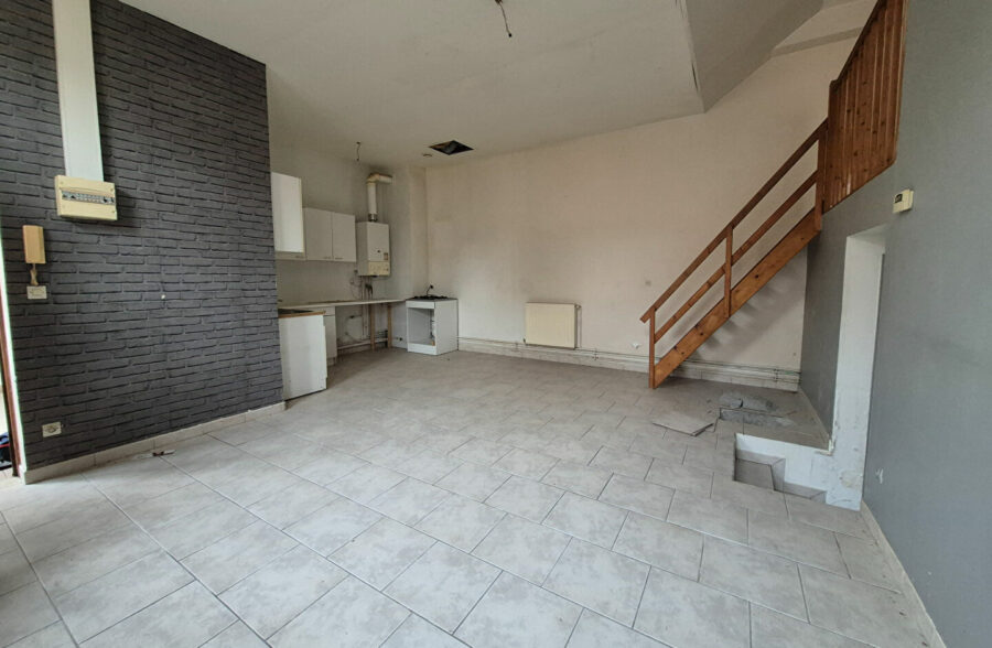 Immeuble de rapport offrant une rentabilité brute de 12 %, composé de 7 lots : 6 appartements, un local commercial, 11 garages ainsi qu’un hangar.