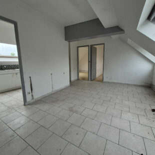 Immeuble de rapport offrant une rentabilité brute de 12 %, composé de 7 lots : 6 appartements, un local commercial, 11 garages ainsi qu’un hangar.