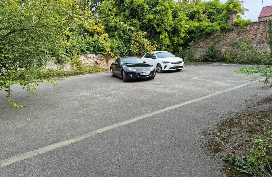 Condé-sur-l’Escaut : Immeuble mixte avec fort potentiel locatif et parking privé