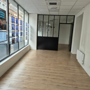 Condé-sur-l’Escaut : Immeuble mixte avec fort potentiel locatif et parking privé