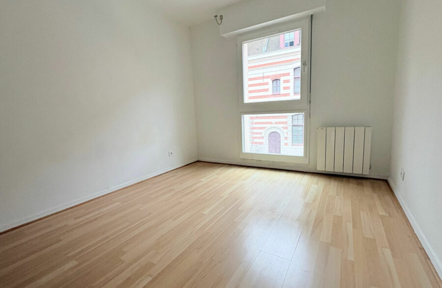 VIEUX LILLE – T3 82 m² avec BALCON , PARKING et CAVE