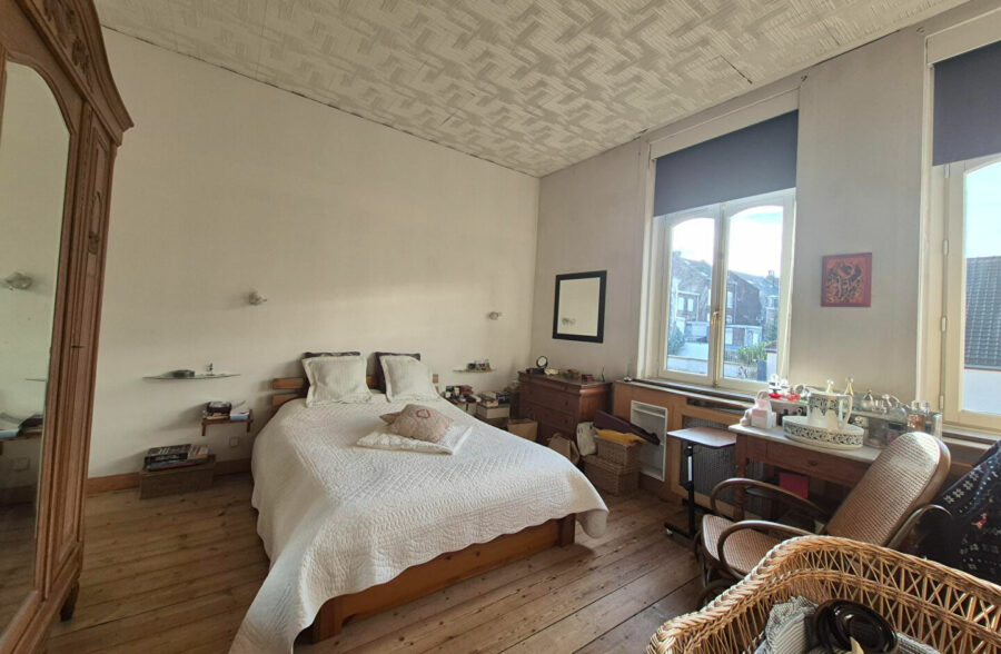 Semi bourgeoise 135m carré , 4 chambres proche du métro et tram