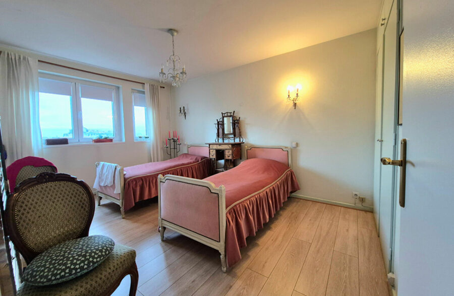 APPARTEMENT DOUBLE SEJOUR 3 CHAMBRES LOGGIA ET PARKING EN HYPER CENTRE