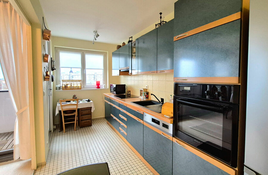 APPARTEMENT DOUBLE SEJOUR 3 CHAMBRES LOGGIA ET PARKING EN HYPER CENTRE