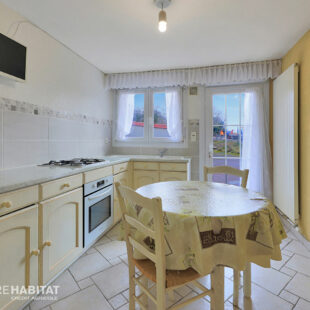 Maison  individuelle de 106 m²  et  garages fermés