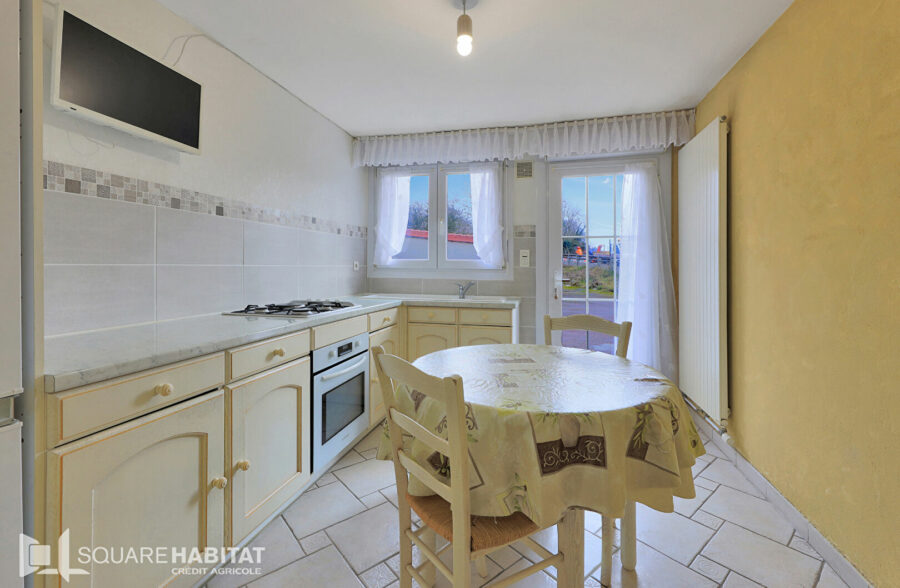 Maison  individuelle de 106 m²  et  garages fermés