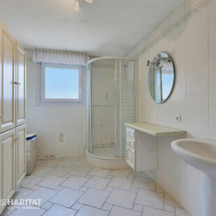 Maison  individuelle de 106 m²  et  garages fermés